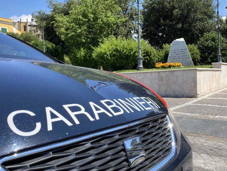 Pozzuoli, pizzo all’agenzia di pompe funebri: 2 arresti