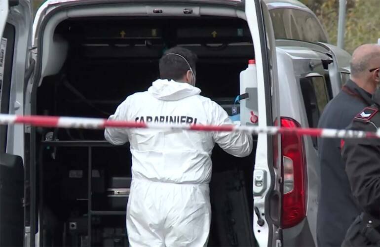 Omicidio a Cesa: 19enne ucciso a colpi di pistola davanti a un bar