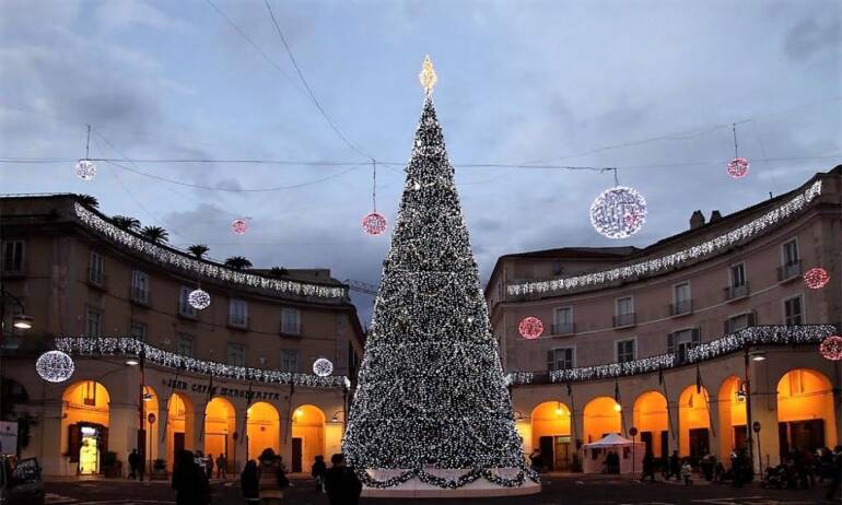 Caserta ubriaco sfascia bar