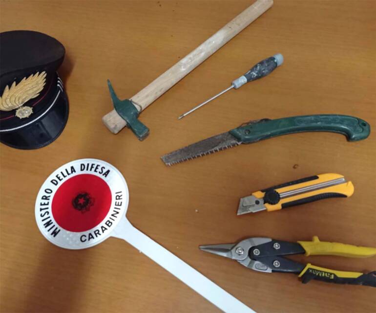 Caserta, tenta di rapinare un negozio di ottica armato di martello: arrestato