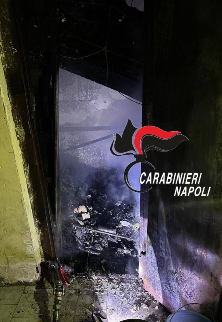 Giugliano, incendio al sesto piano: carabinieri salvano donna
