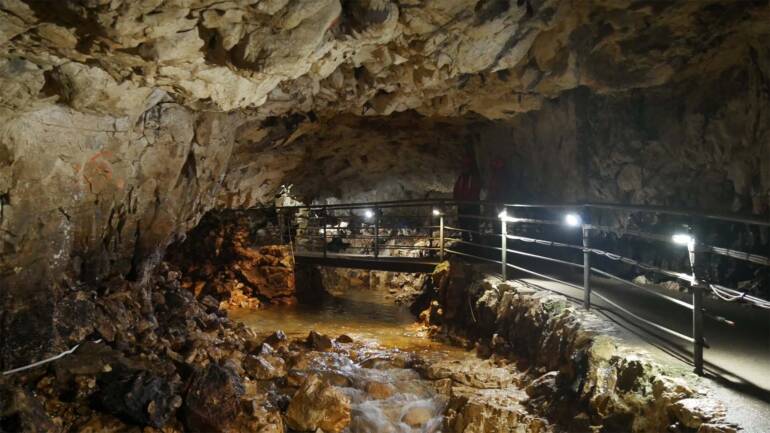 Nel cuore del Parco naturale regionale Sirente Velino, le Grotte di Stiffe sono un luogo dimenticato dal tempo