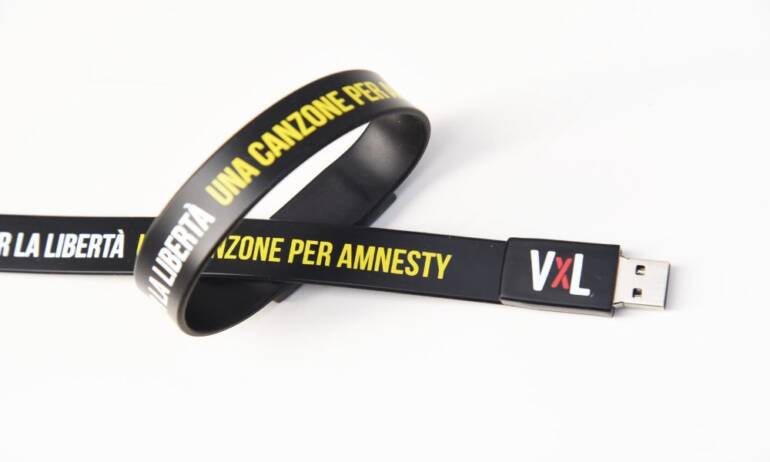 ‘Voci per la libertà’, un braccialetto USB per la tradizionale raccolta dei brani dei festival
