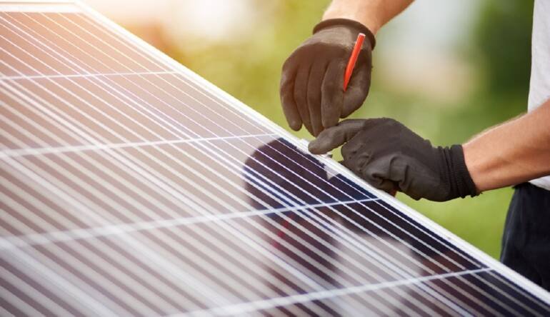 Caro bollette, Comune del Salernitano regala impianti fotovoltaici da balcone