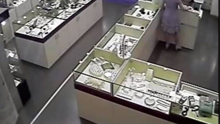 Torre Annunziata, scoperte 5 gioiellerie senza licenza