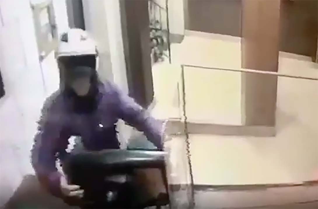 Napoli, ladro ruba sedia da portineria: Il video