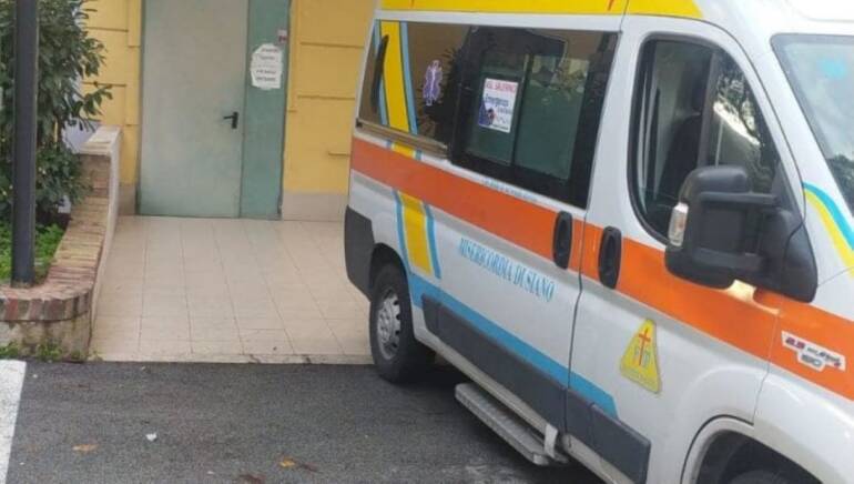 Mancano posti letto covid, curata per due giorni in ambulanza