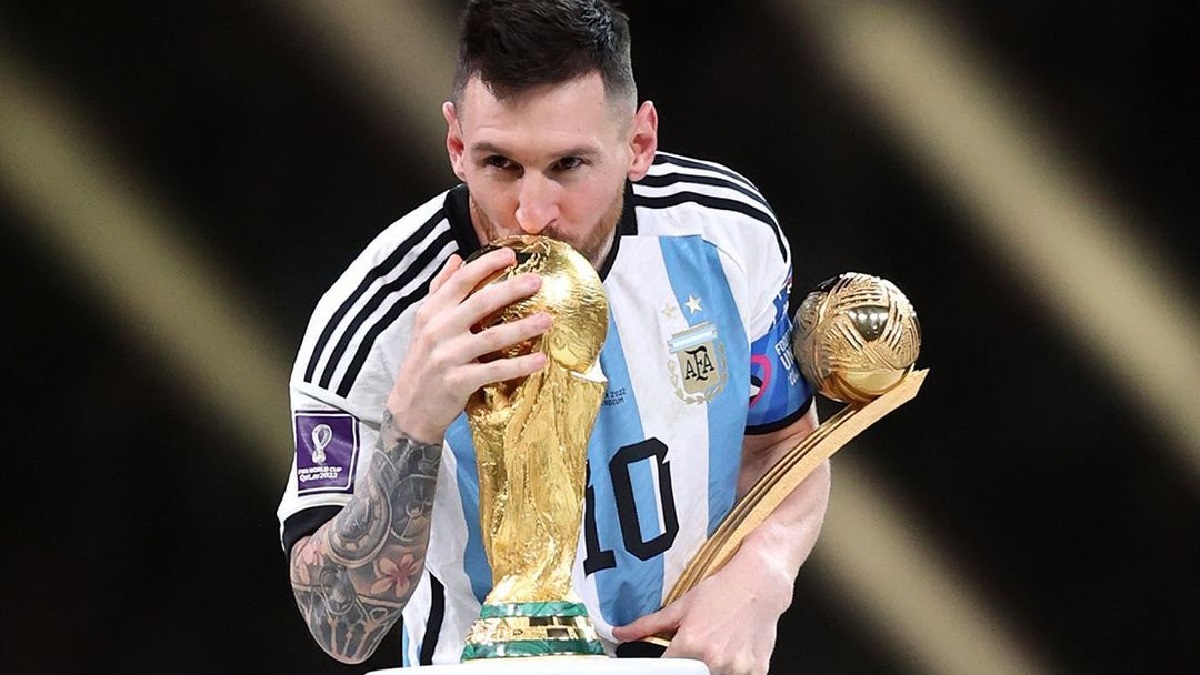 Messi: “Mi sarebbe piaciuto ricevere la coppa da Maradona…”