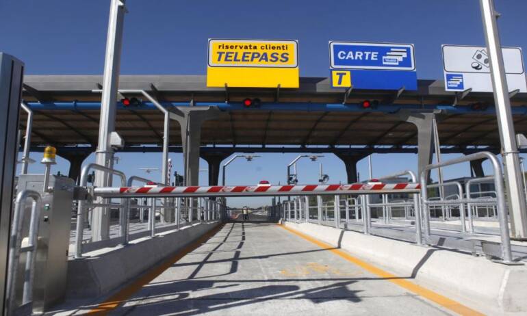 Napoli guida con patente falsa e senza assicurazione: 63enne denunciato in Tangenziale