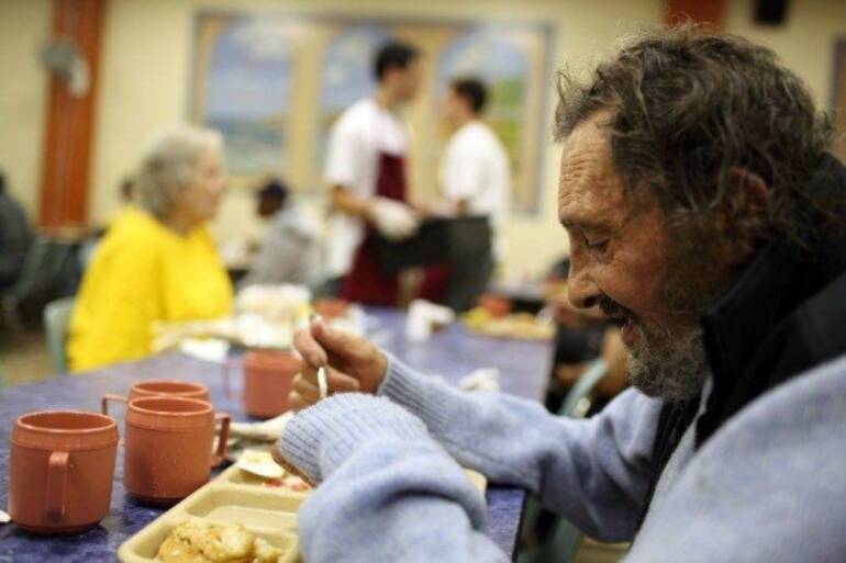 Domani a Napoli il pranzo di Natale per 800 senza fissa dimora