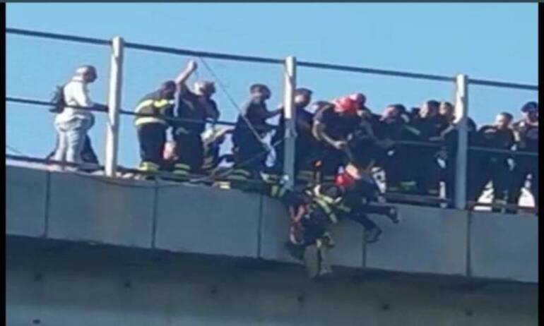 Napoli, tenta il suicidio: salvato dalla polizia
