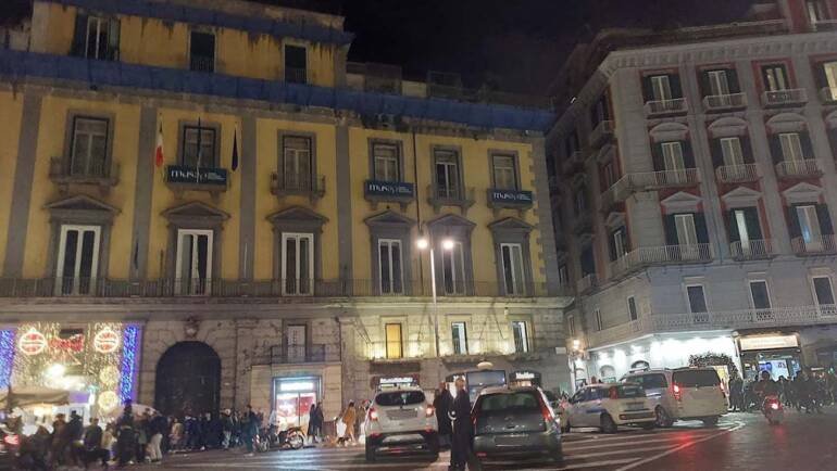 lancia botti tra la folla, napoli, arrestato 17enne