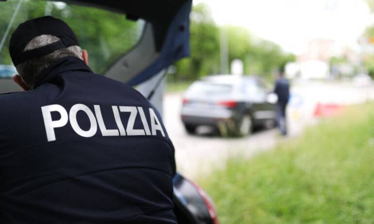 Fingeva di essere poliziotto, rapinava stranieri tra Villa Literno e Castel Volturno: arrestato