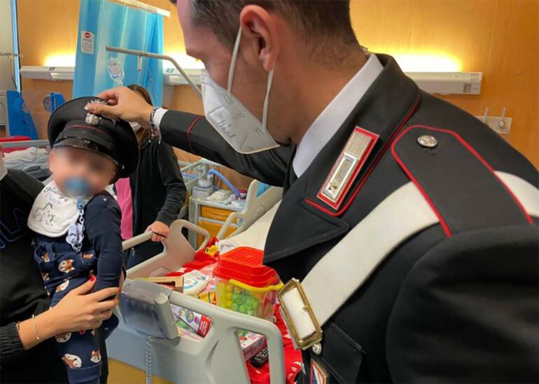 Pozzuoli, carabinieri e Casper donano regali ai piccoli pazienti del reparto pediatrico dell’ospedale