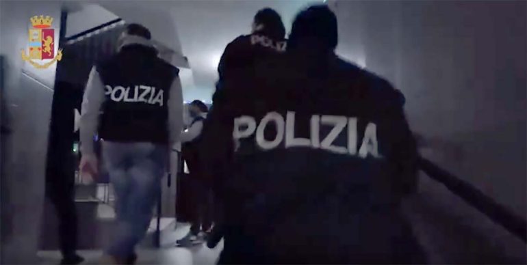 Napoli, pusher minacciano cliente: “Paga o vendi la casa”. Arrestati in quattro