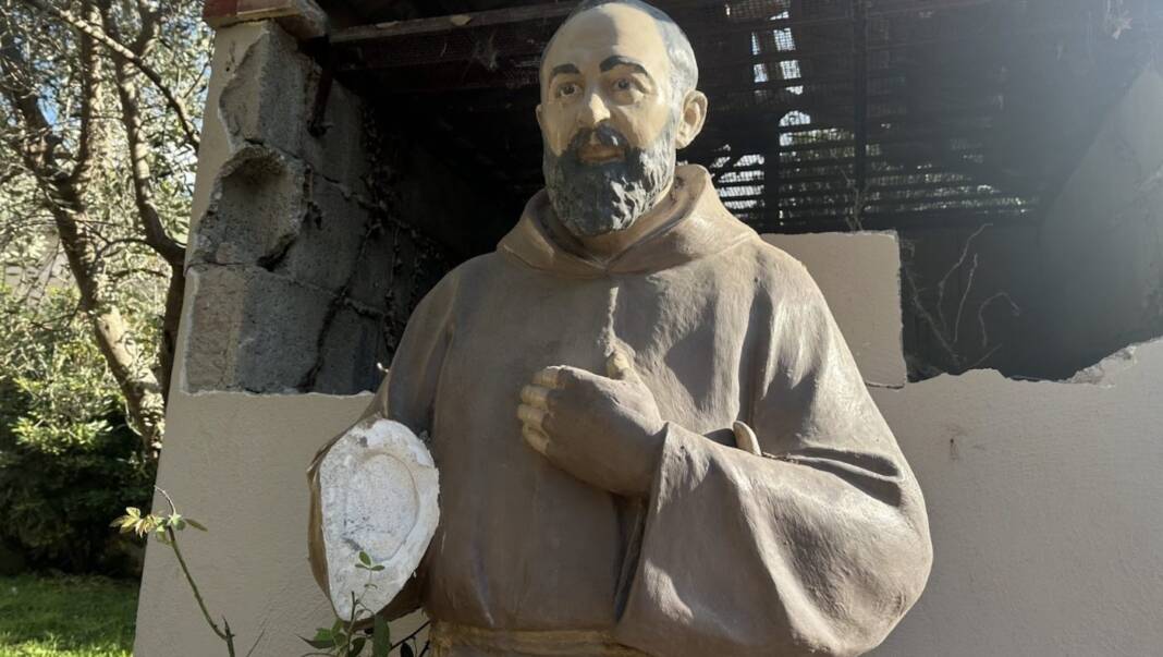 statua padre pio mutilato