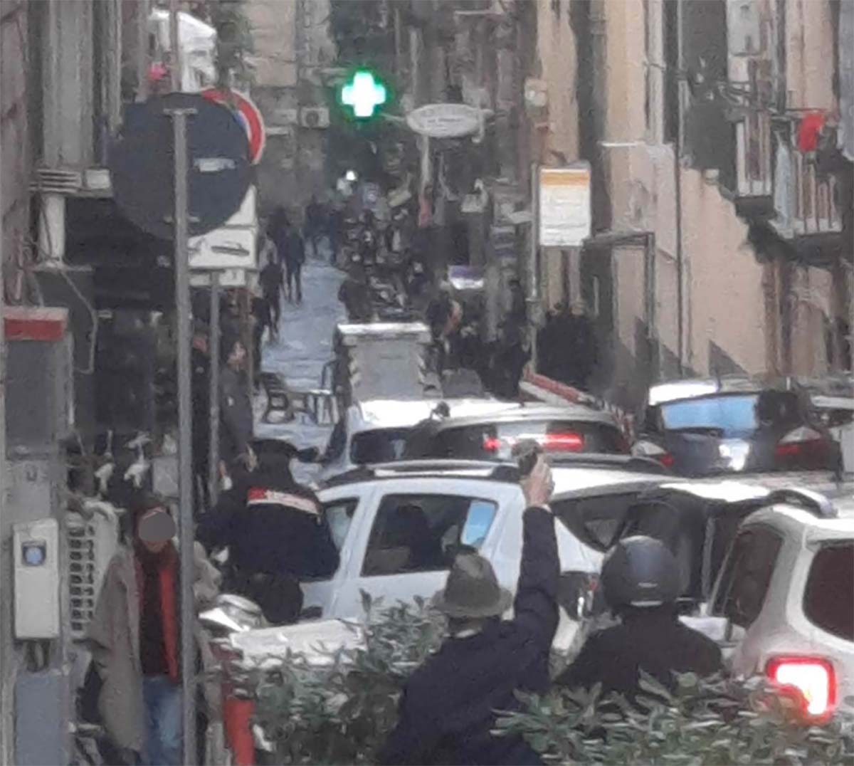 Tensione a Pizzofalcone: sgomberati del “palazzo della camorra” bloccano la strada
