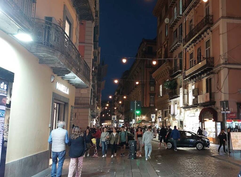 Napoli, anziana scippata in via Toledo: cade e batte la testa. E’ in prognosi riservata