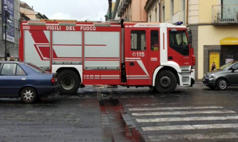Maltempo, nubifragio nel Sannio, e a Montoro si scoperchia il tetto di una scuola