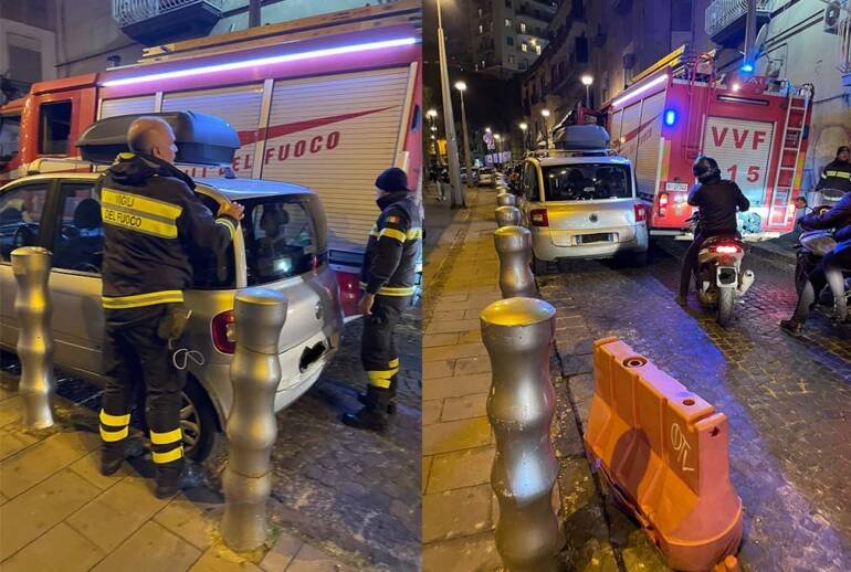 Napoli, automezzo dei vigili del fuoco bloccato da auto in sosta a Salita Arenella. Il video