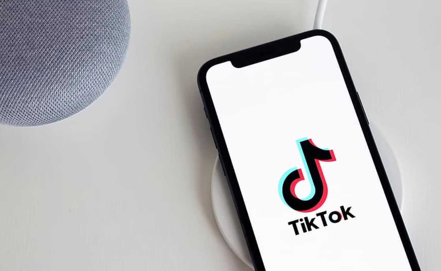 TikTok lo ammette: può a sua discrezione rendere virali o meno i video