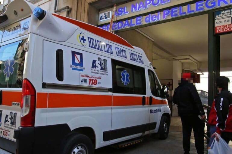 Napoli, infastidita dalla sirena dell’ambulanza la prende a bottigliate