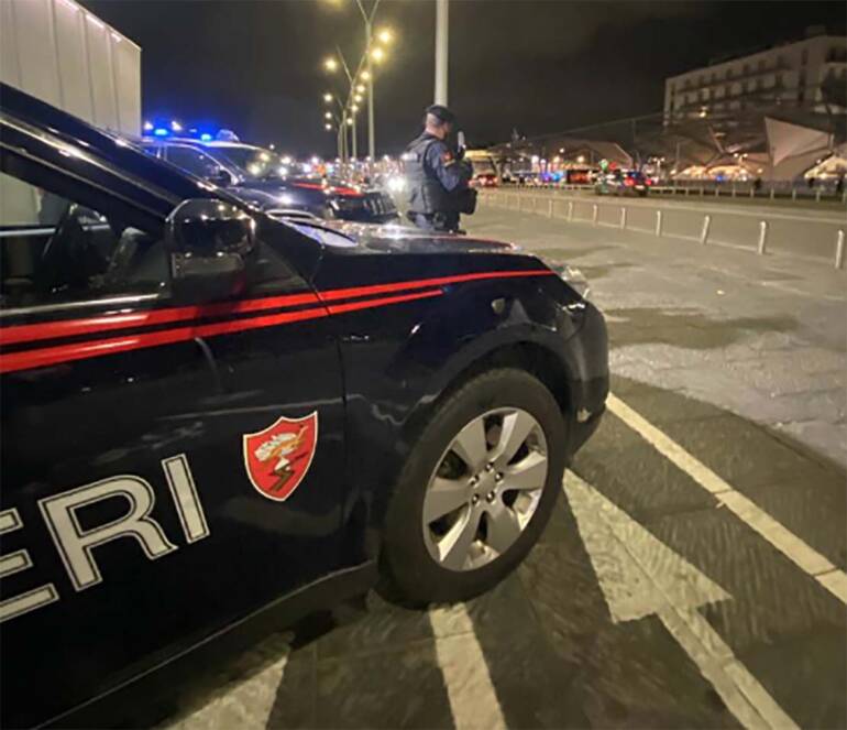 Napoli, ruba scooter ma cade nella fuga: denunciato 14enne
