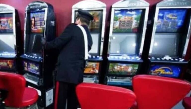 Mondragone, evade i domiciliari  e va a rubare in una sala slot: arrestato