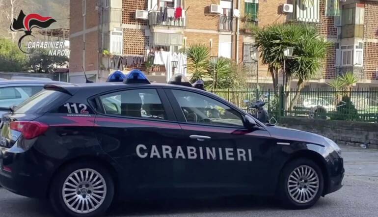 Striano, arrestato pusher col reddito di cittadinanza: in casa 12mila euro in contanti, in macchina 400 dosi di hashish