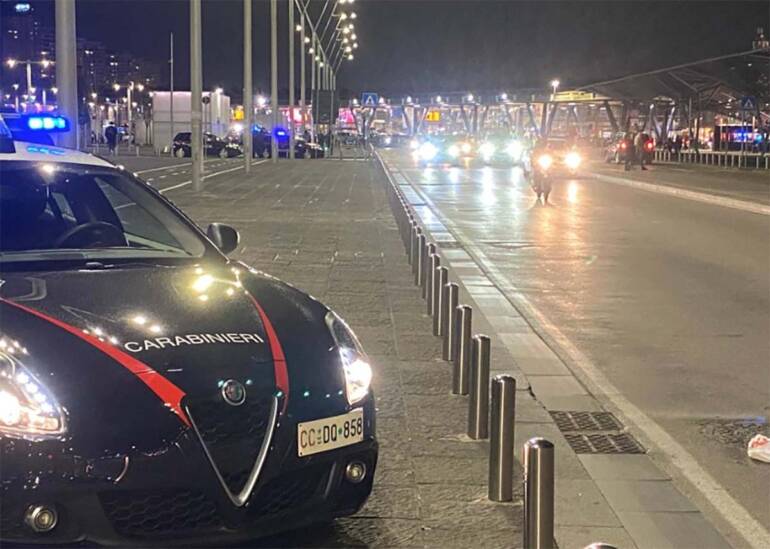 Napoli, sassi contro carabinieri e vigili del fuoco intervenuti a spegnere i ‘fucarazzi’