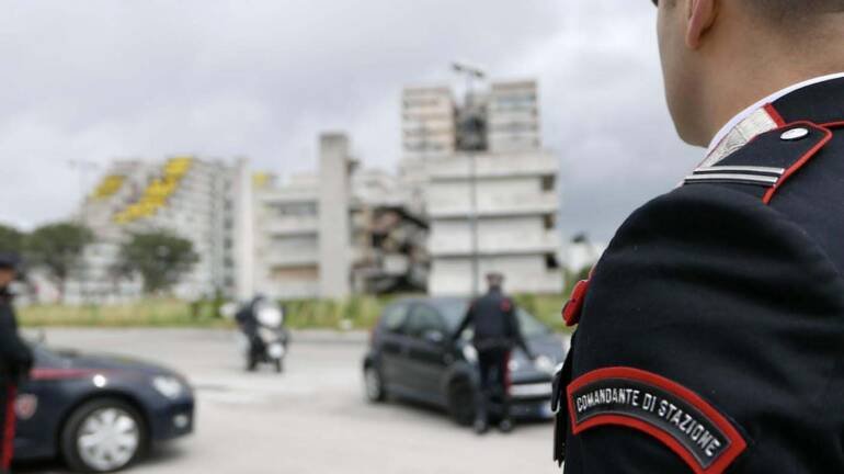 Scampia, dirotta ambulanza e minaccia l’equipaggio: denunciato 25enne