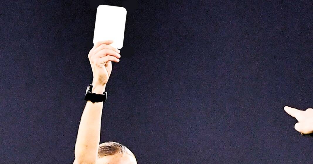 L'arbitro sventola un cartellino bianco: è la prima volta nella storia in una partita di calcio - VIDEO