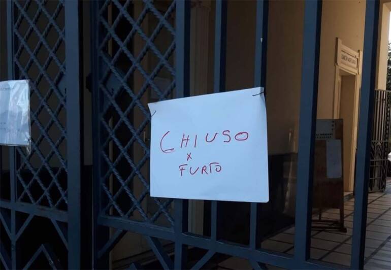 Tombini rubati nella notte, chiuso il cimitero di Marcianise