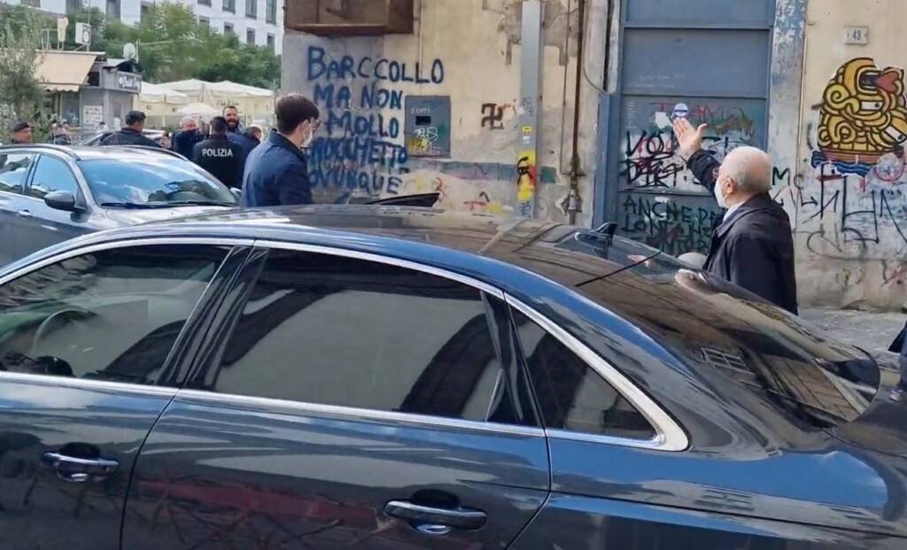 Napoli, contestatori urlano “De Luca assassino” e lui gli manda un “vaffa…”. Il video