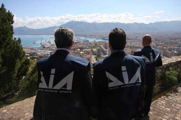 Napoli, si finge funzionario della Dia per truffare imprenditore: arrestato con il complice