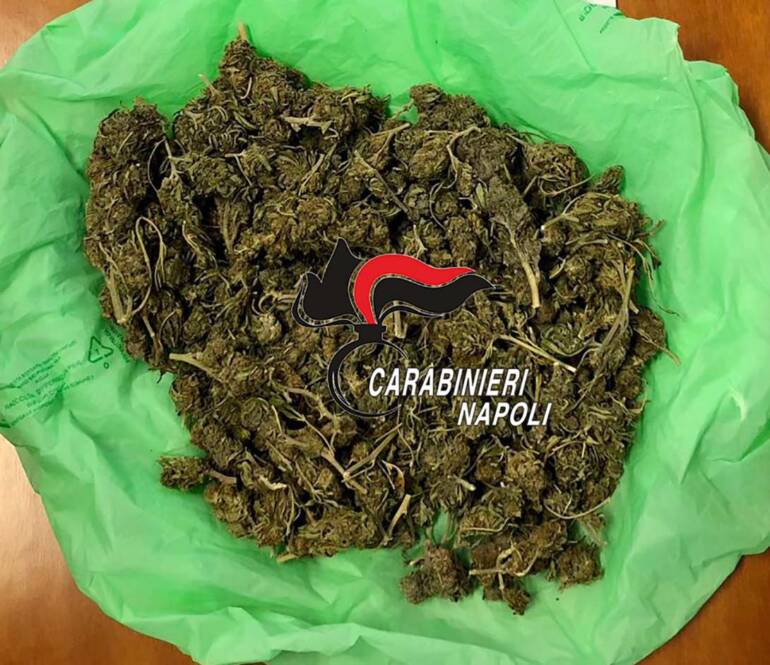 Casoria consegna droga in strada