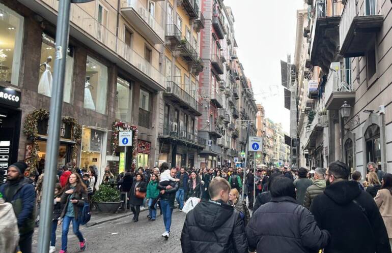 Covid in Campania, scende il tasso di incidenza ma altri 11 decessi