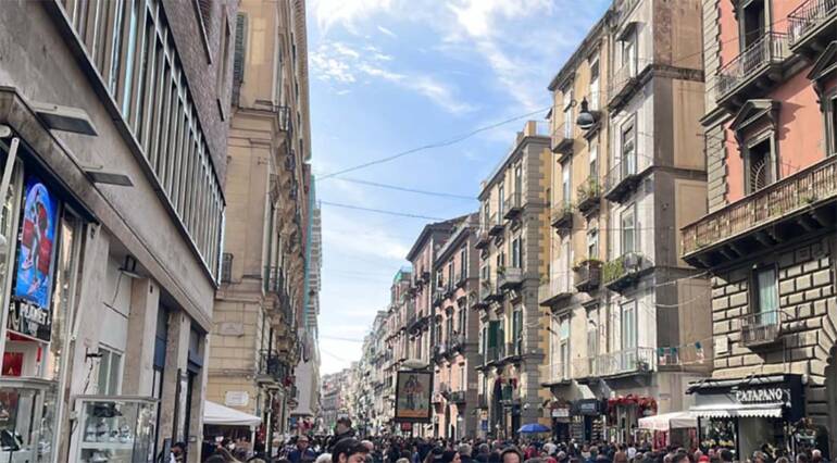 Napoli, minaccia con un martello passanti in via Toledo: arrestato