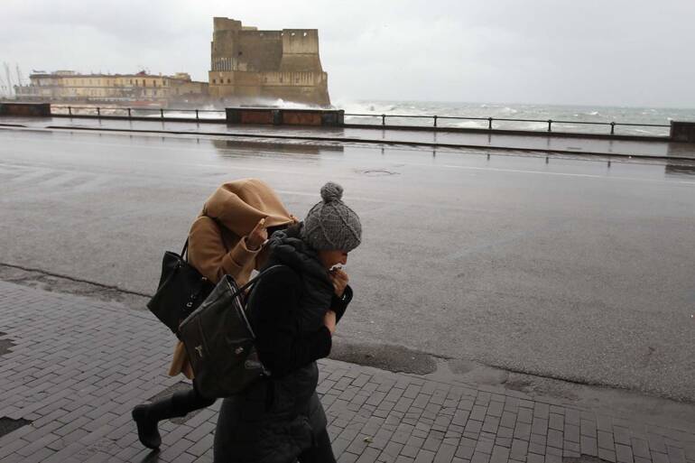 Meteo Napoli: arriva la burrasca artica: vento, mareggiate, freddo e neve in tutta Italia
