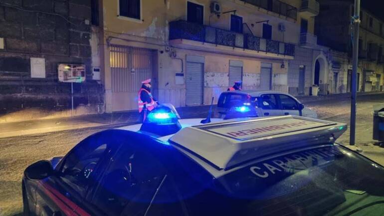 Giugliano, ruba un’auto e quando vede i carabinieri finge di dormire: arrestato