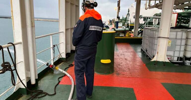 napoli fermata petroliera liberiana