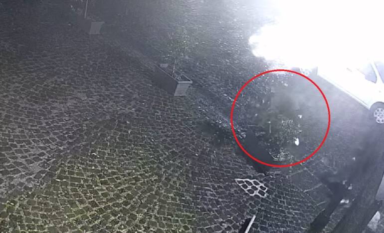 Cava de’ Tirreni, rubano pianta su sagrato della chiesa: la denuncia del parroco. VIDEO