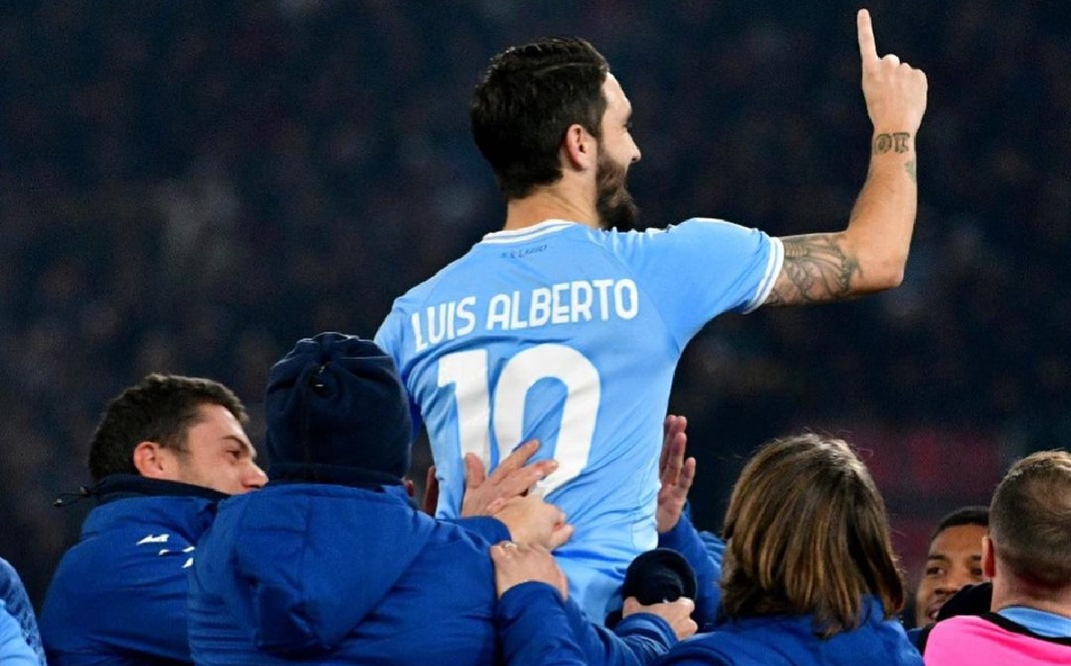 La Lazio umilia il Milan, Napoli sempre più in fuga: +12 in vetta