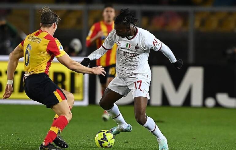Il Lecce ferma il Milan, il Napoli ringrazia: +9 sui rossoneri