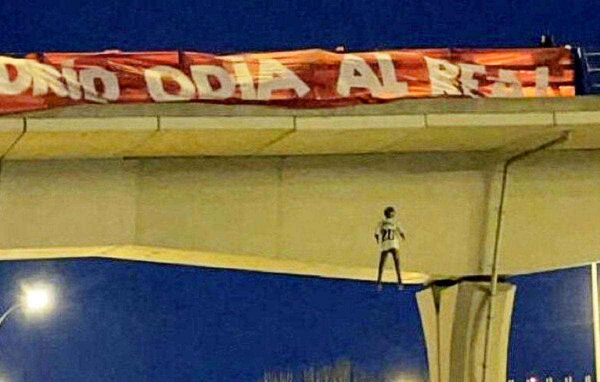 Choc a Madrid, ultras Atletico “impiccano” manichino di Vinicius prima del derby contro il Real