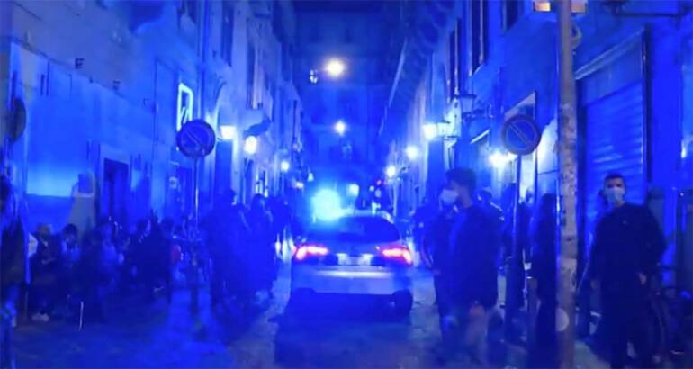 Napoli, denunciati i parcheggiatori abusivi della movida