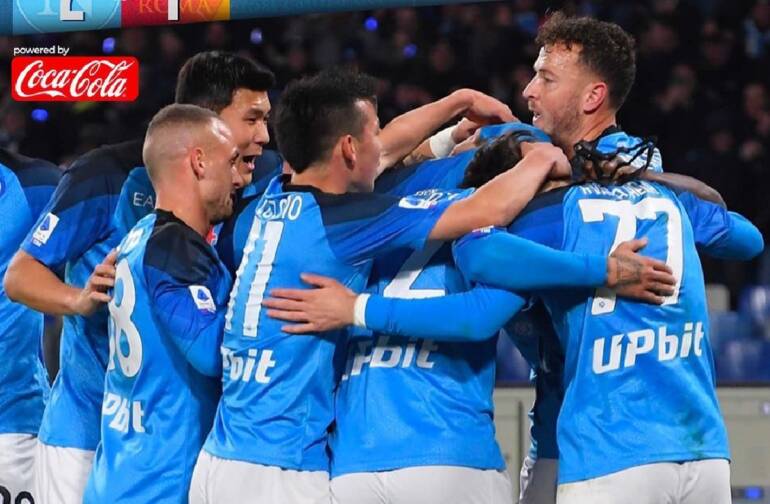 Ci pensa Simeone, il Napoli batte la Roma e vola a +13