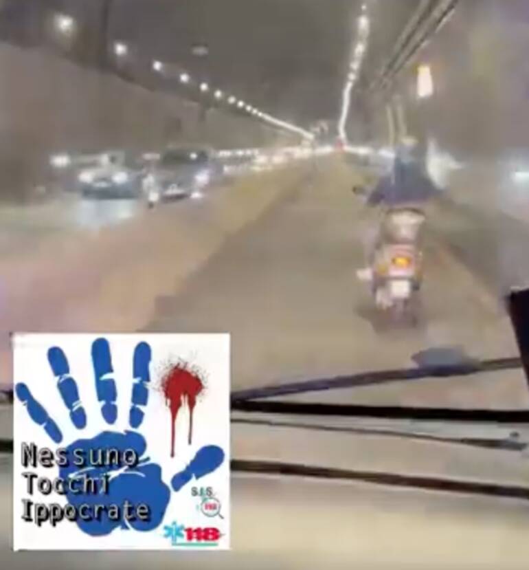 Napoli, ambulanza ostacolata alla Galleria Laziale da scooter che viaggia nella corsia preferenziale. Il video
