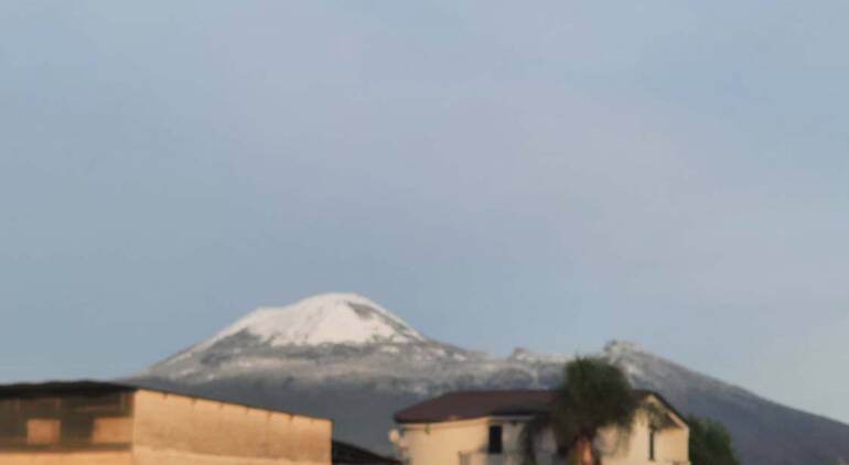 Maltempo in Campania, ancora neve sul Vesuvio