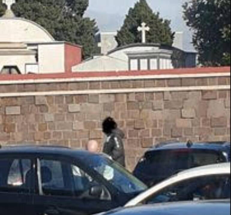 Arzano, tornano i parcheggiatori abusivi al cimitero. L’ombra del clan della 167